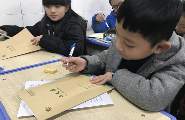 “绿色校园”首站行动：北美集团为铜梁校园派送环保作业本